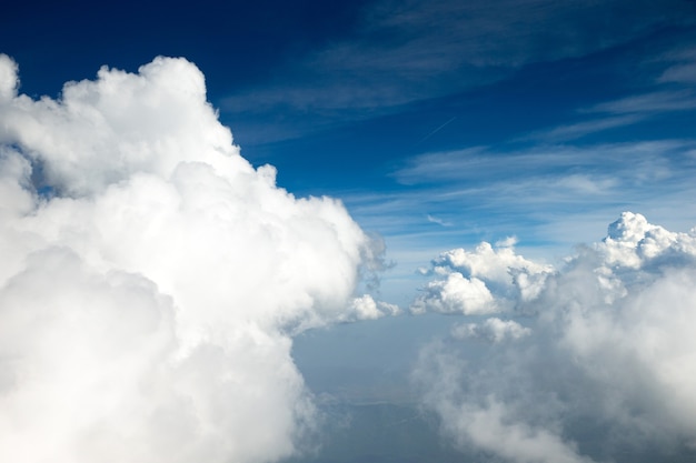 Lufthimmel und Wolkenhintergrund