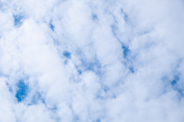 Luftige poröse Wolken am Himmel