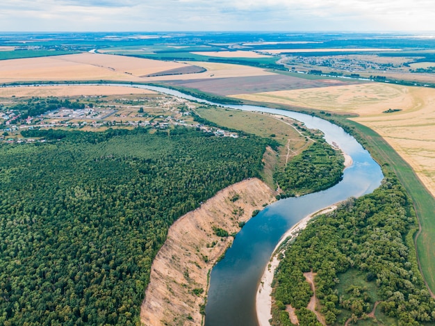 Luftlandschaft des gewundenen Flusses im grünen Feld