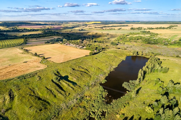 Luftlandschaft des zentralrussischen Hochlandes Turayevka-Dorf Kursk-Region in der Nähe des russischen Ukrai