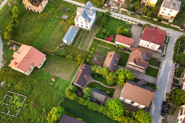 Luftlandschaft einer kleinen Stadt oder eines Dorfes mit Reihen von Wohnhäusern und grünen Bäumen.