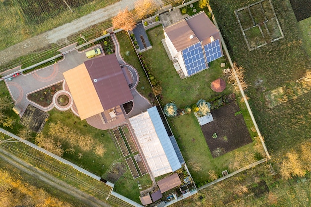 Luftlandschaft einer kleinen Stadt oder eines Dorfes mit Reihen von Wohnhäusern und grünen Bäumen.