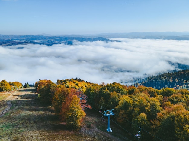 Luftlandschaftsansicht der herbstlichen Karpaten