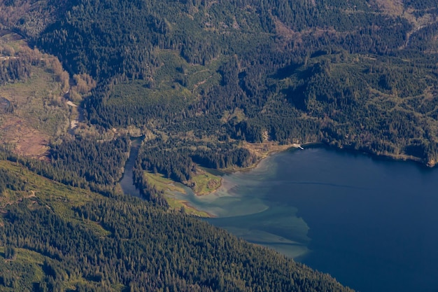 Luftlandschaftsansicht der kanadischen Berge Naturhintergrund