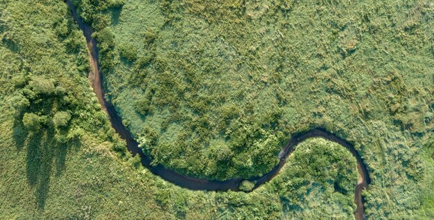 Luftlandschaftsansicht über den Fluss, Russland