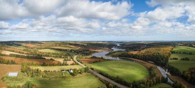 Luftlandschaftsansicht von Farm Fields an einem sonnigen Tag