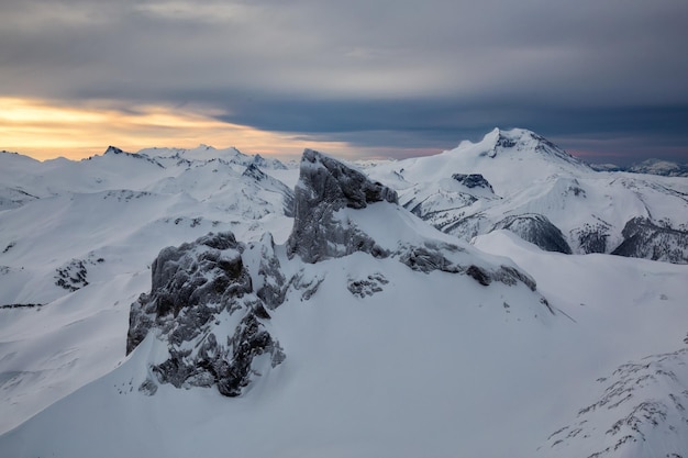 Luftlandschaftsansicht von schneebedeckten Bergen