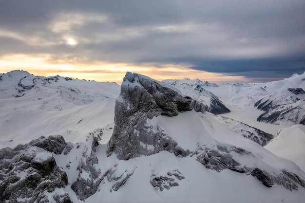 Luftlandschaftsansicht von schneebedeckten Bergen