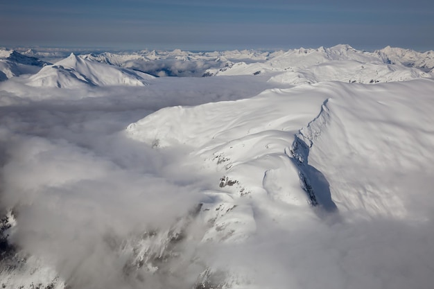 Luftlandschaftsberge, die mit schneebedecktem kanadischen Naturhintergrund bedeckt sind