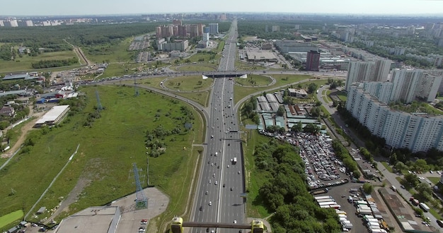 Luftmoskau-panorama mit verkehrsreichen autobahnen und kreuzung russland