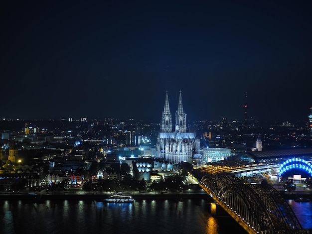 Luftnachtansicht des Doms St. Peter und der Hohenzollernbrücke