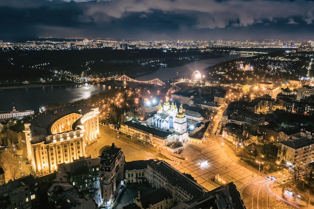 Luftnachtansicht des Stadtzentrums von Kiew. Kiew. Kloster St. Michael mit goldener Kuppel und Kathedrale mit Beleuchtung