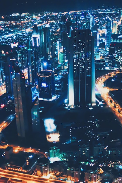 Luftnachtansicht von Dubai im Stadtbild der Vereinigten Arabischen Emirate