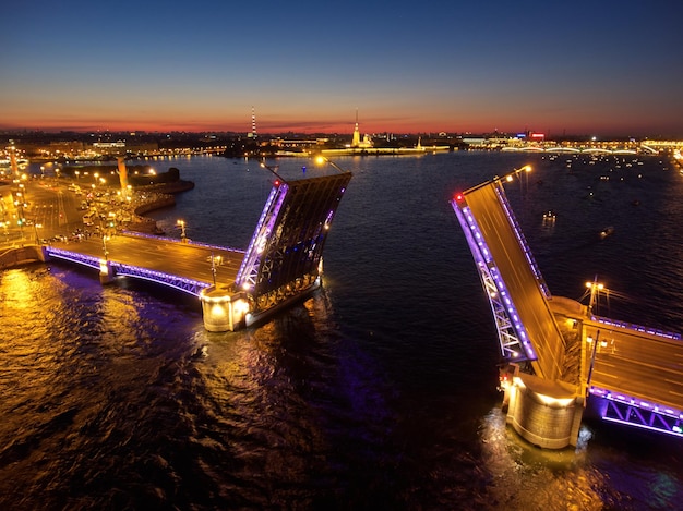 Luftnachtlandschaft der Feierlichkeiten auf dem Palastdamm an der Brückenzeichnung in Sankt Petersburg Russland ...