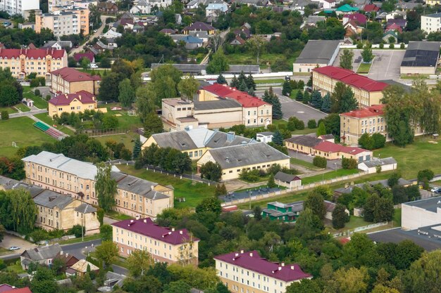 Luftpanorama aus großer Höhe auf roten Dächern des historischen Zentrums der alten Großstadt