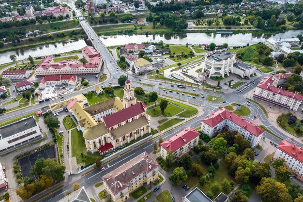 Luftpanorama aus großer Höhe auf roten Dächern des historischen Zentrums der alten Großstadt