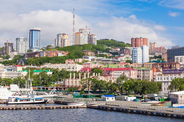 Luftpanorama der Stadt Wladiwostok, Primorsky Krai in Russland. Wladiwostok liegt an der Spitze der Bucht des Goldenen Horns.