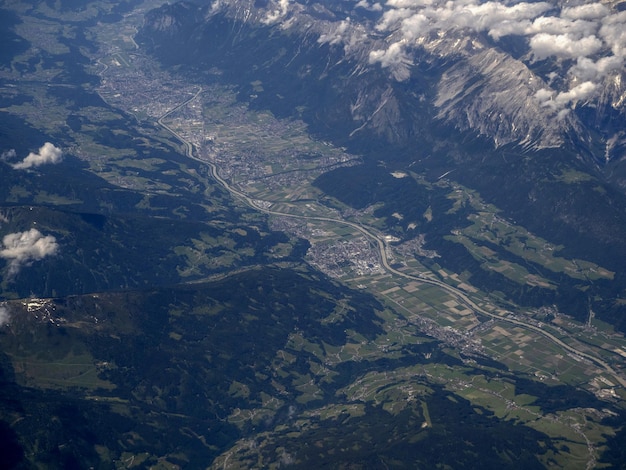 Luftpanorama des Innsbrucker Tals aus dem Flugzeug