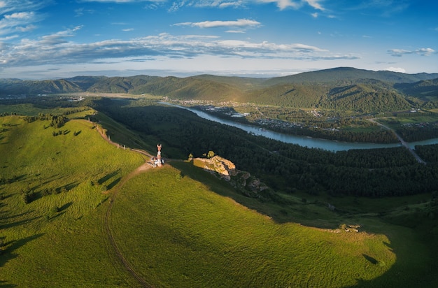 Luftpanorama-Drohnenaufnahme der Schönheitsdämmerung auf dem Gipfel in den Bergen im Altay-Sommer