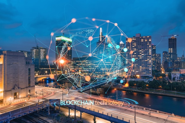 Luftpanorama-Stadtbild von Philadelphia Financial Downtown in der Sommernacht Pennsylvania USA Dezentralisierte Wirtschaft Blockchain-Kryptowährung und Kryptografie-Konzepthologramm