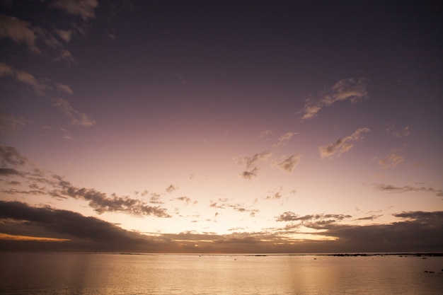 Luftpanoramaansicht des Sonnenuntergangs über Ozean.