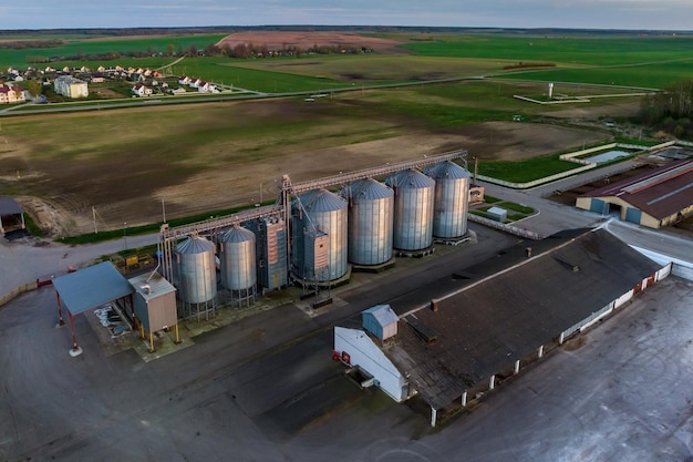 Luftpanoramablick auf agroindustriellen Komplex mit Silos und Getreidetrocknungslinie zur Trocknung, Reinigung und Lagerung von Getreide