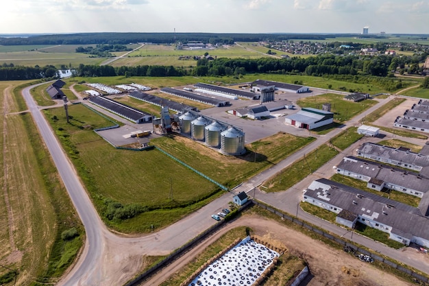 Luftpanoramablick auf agroindustriellen Komplex mit Silos und Getreidetrocknungslinie zur Trocknung, Reinigung und Lagerung von Getreide