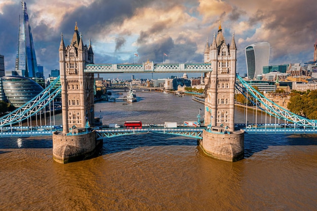 Luftpanoramablick auf das Stadtbild der London Tower Bridge und der Themse, England, Vereinigtes Königreich. Schöne Tower Bridge in London.