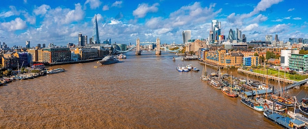 Luftpanoramablick auf das Stadtbild der London Tower Bridge und der Themse, England, Vereinigtes Königreich. Schöne Tower Bridge in London.