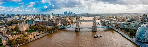Luftpanoramablick auf das Stadtbild der London Tower Bridge