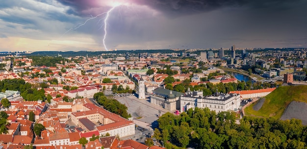 Luftpanoramablick auf den Domplatz, den Hauptplatz der Altstadt von Vilnius, ein wichtiger Ort im öffentlichen Leben der Stadt, an der Kreuzung der Hauptstraßen der Stadt, Vilnius, Litauen