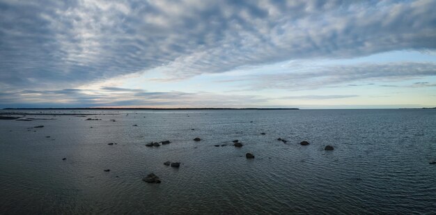 Luftpanoramablick auf den Felsen an der Atlantikküste