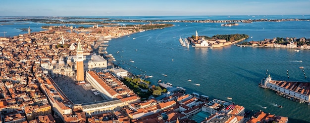 Luftpanoramablick auf den ikonischen und einzigartigen Campanile auf dem Markusplatz oder der Piazza San Marco, Venedig, Italien