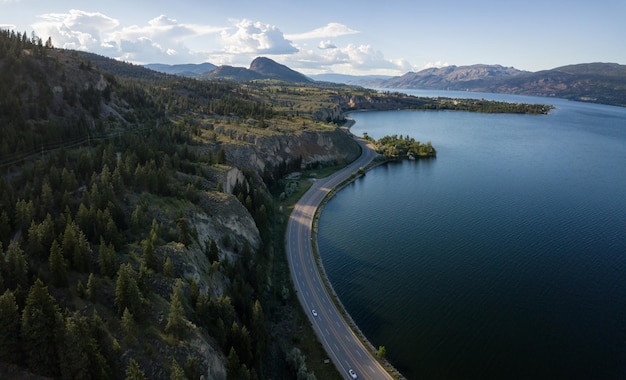 Luftpanoramablick auf den Okanagan Lake und die Scenic Road