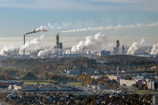 Luftpanoramablick auf den Rauch von Rohren der chemischen Unternehmensanlage Industrielandschaft Umweltverschmutzung Abfallanlage Luftverschmutzungskonzept