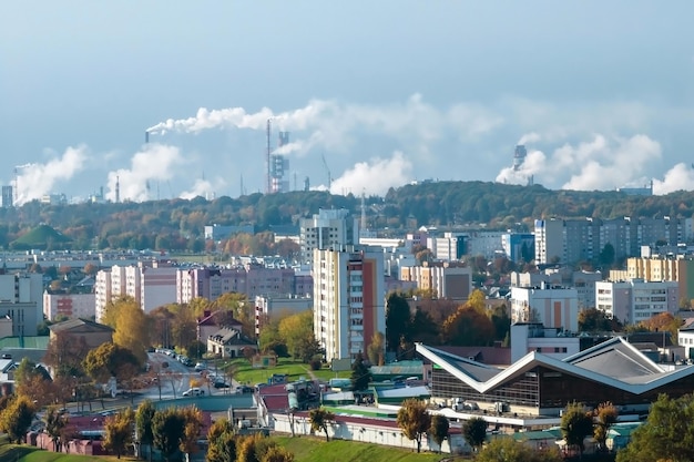 Luftpanoramablick auf den Rauch von Rohren der chemischen Unternehmensanlage Industrielandschaft Umweltverschmutzung Abfallanlage Luftverschmutzungskonzept