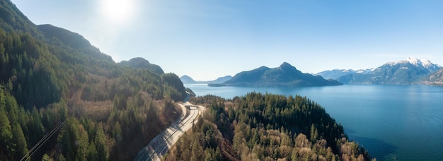 Luftpanoramablick auf den Sea to Sky Highway an der Westküste des Pazifischen Ozeans