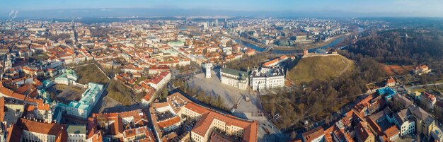 Luftpanoramablick auf die Altstadt und den fernen modernen Teil von Vilnius, Litauen