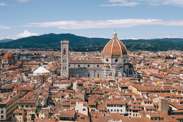 Luftpanoramablick auf die Altstadt von Florenz und die Cattedrale di Santa Maria del Fiore (Kathedrale der Heiligen Maria der Blume) vom Palazzo Vecchio