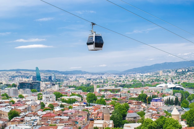 Luftpanoramablick auf die Altstadt von Georgia Tiflis mit Seilbahn, Standseilbahn in der Nähe an sonnigen Tagen mit Fluss-, Moschee- und Architekturdächern.