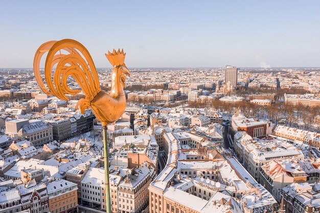 Luftpanoramablick auf die Altstadt von Riga während des schönen Wintertages in Lettland. Gefriertemperatur in Lettland. Weißes Riga.