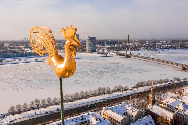 Luftpanoramablick auf die Altstadt von Riga während des schönen Wintertages in Lettland. Gefriertemperatur in Lettland. Weißes Riga.