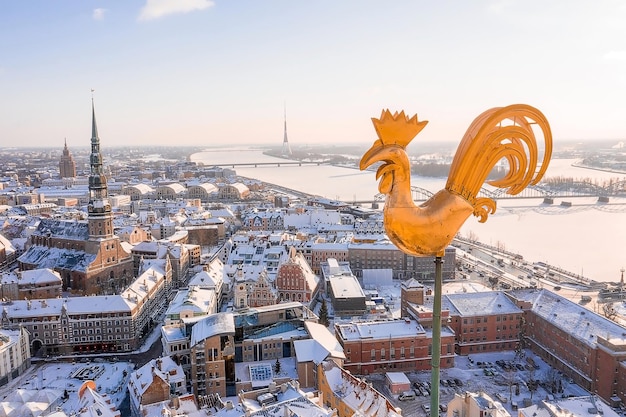 Luftpanoramablick auf die Altstadt von Riga während des schönen Wintertages in Lettland. Gefriertemperatur in Lettland. Weißes Riga.