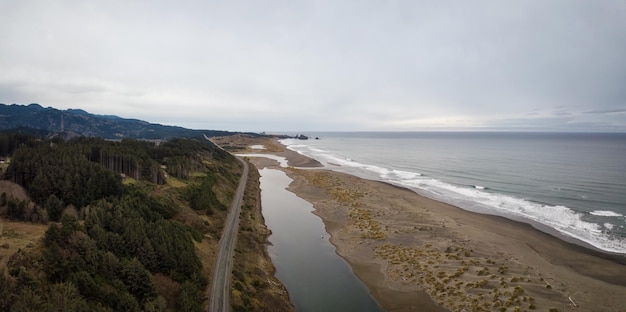 Luftpanoramablick auf die Autobahn am Ufer des Pazifischen Ozeans