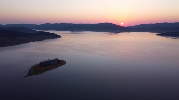 Luftpanoramablick auf die Insel auf einem Batak-Stausee im Sonnenaufgang Rhodopa-Gebirge Bulgarien