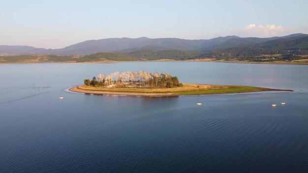 Luftpanoramablick auf die Insel auf einem Batak-Stausee in den bulgarischen Rhodopa-Bergen