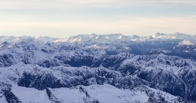 Luftpanoramablick auf die kanadische Rocky Mountain-Landschaft