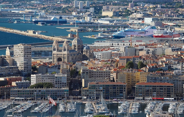 Luftpanoramablick auf die Kathedrale Major und den alten Hafen in Marseille Frankreich