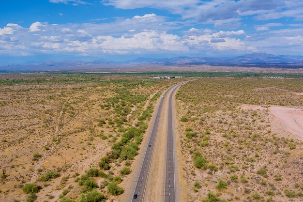 Luftpanoramablick auf die Schnellstraße durch die Wildnis-Tal-Berglandschaft mit Kaktus in Arizona, Vereinigte Staaten von Amerika