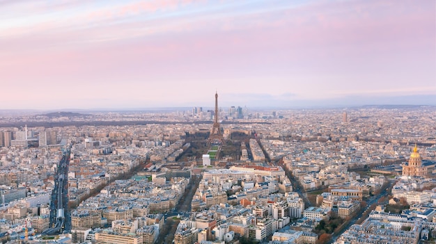 Luftpanoramablick auf die Skyline von Paris mit Eiffelturm Les Invalides und Geschäftsviertel von Defe